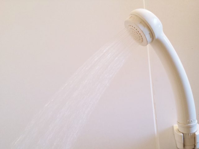 シャワーの温度を３８度以下にして髪を洗う