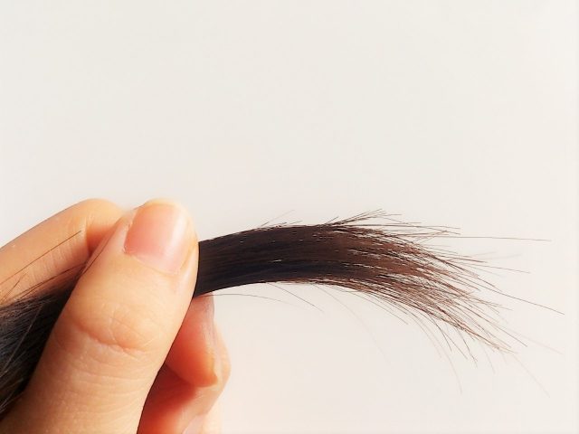 枝毛対策は髪の乾燥を防ぐために外側からもヘアケア